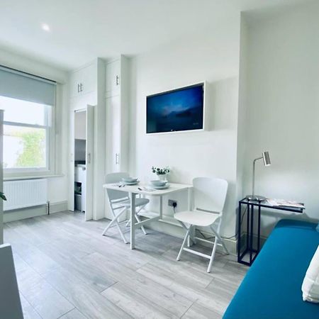 Apt 08 Beachside Beauty Central Studio Steps From Cafes Brighton Eksteriør billede