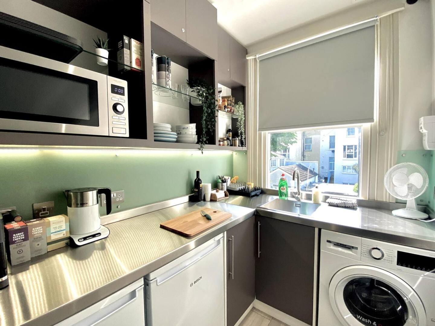 Apt 08 Beachside Beauty Central Studio Steps From Cafes Brighton Eksteriør billede