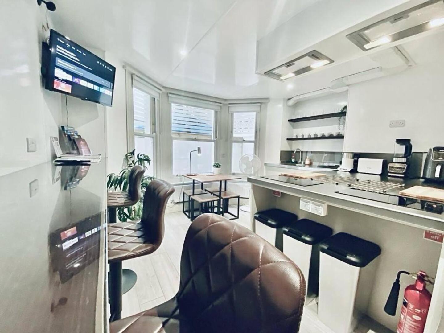 Apt 08 Beachside Beauty Central Studio Steps From Cafes Brighton Eksteriør billede